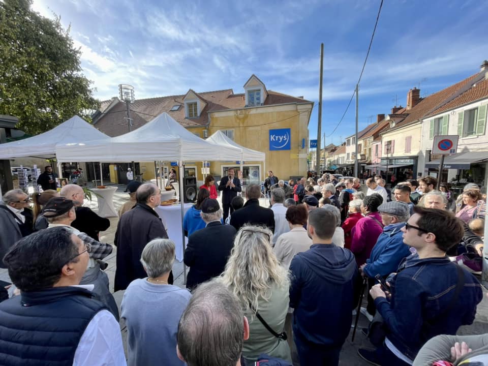 Image de foule devant le discours du Député