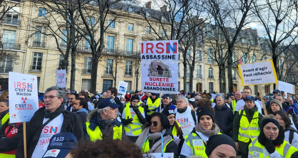 Manifestation contre la fusion de l'IRSN et l'ASN devant l'Assemblée nationale