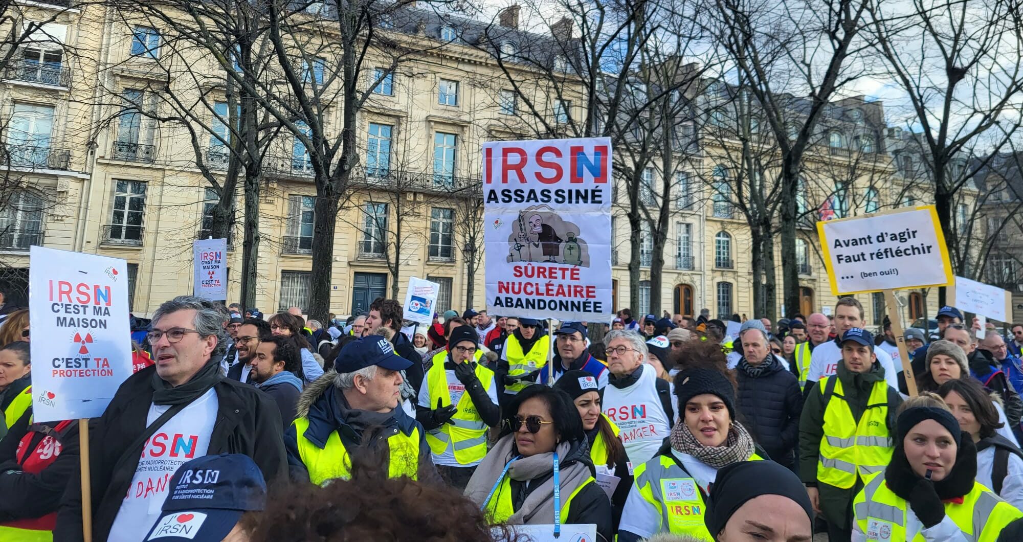 Manifestation contre la fusion de l'IRSN et l'ASN devant l'Assemblée nationale